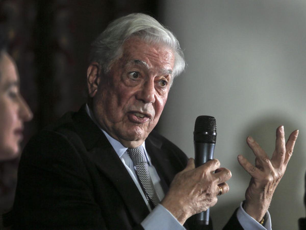 El Nobel de literatura Mario Vargas Llosa, durant una conferència a la Universitat Nacional de Kíev, aquest dimarts. El Nobel de literatura Mario Vargas Llosa, durant una conferència a la Universitat Nacional de Kíev, aquest dimarts.