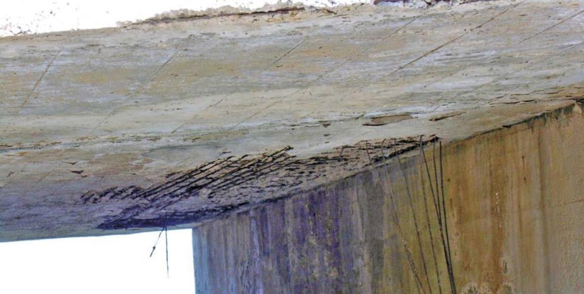 El hormigón de la parte interior del puente ha saltado y el hierro del forjado está oxidado