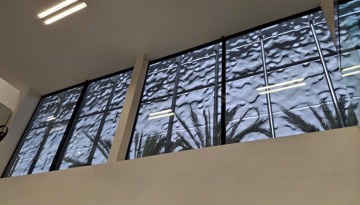 El efecto interior de ese velo ondulante que cubre el edificio y matiza la luz