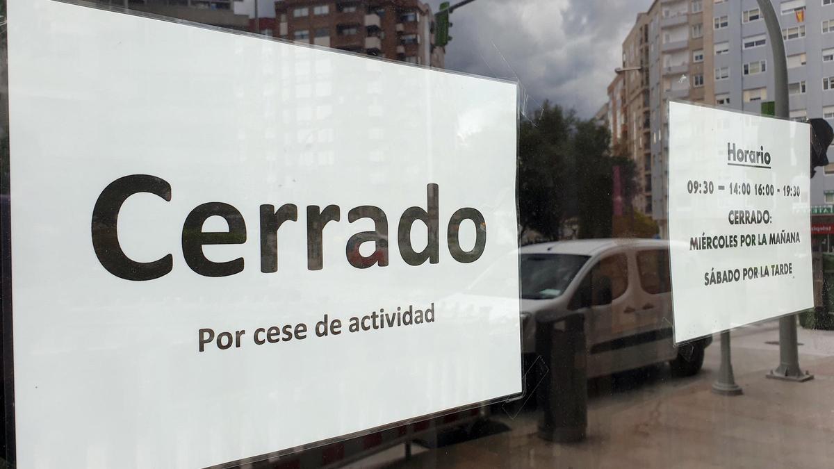 Comercio cerrado por cese de actividad en Vigo. // Marta G. Brea