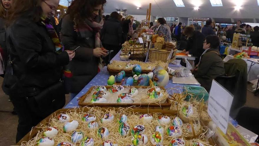 Puestos de venta de güevos pintos en el mercáu polesu de la plaza cubierta