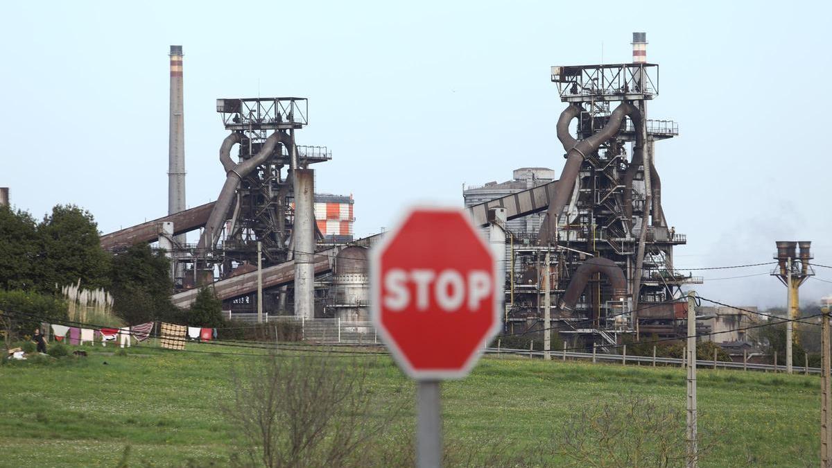 Los dos altos hornos de ArcelorMittal en Veriña (Gijón).