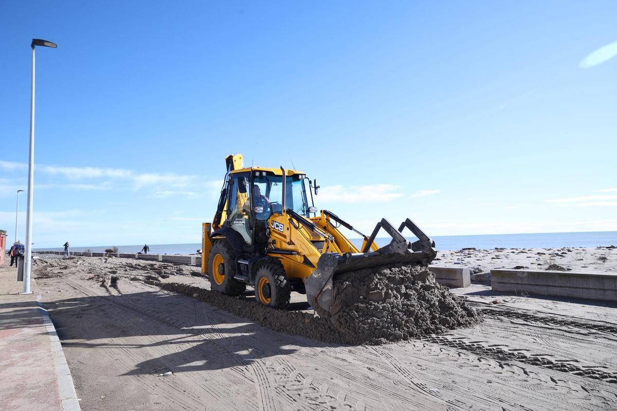 Trabajos para acondiconar las playas en Burriana.