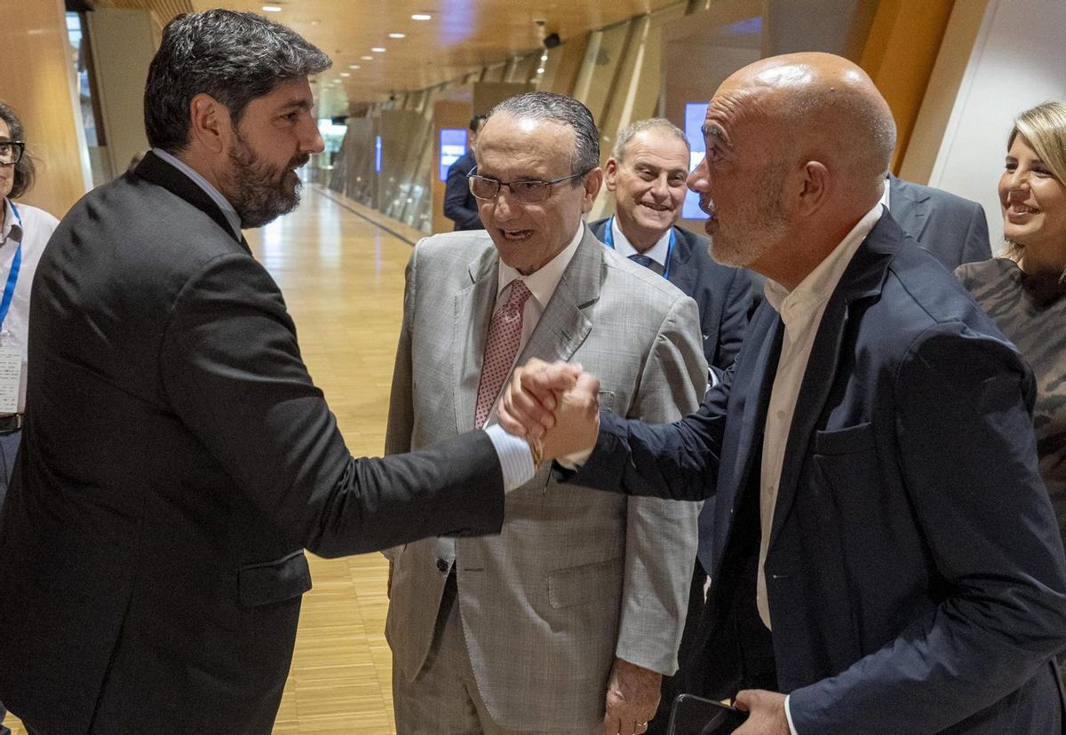 Un moment del còctel ‘afterwork’ després del final de la primera jornada del Fòrum del Mediterrani. | FERRAN NADEU / JORDI OTIX / MANU MITRU