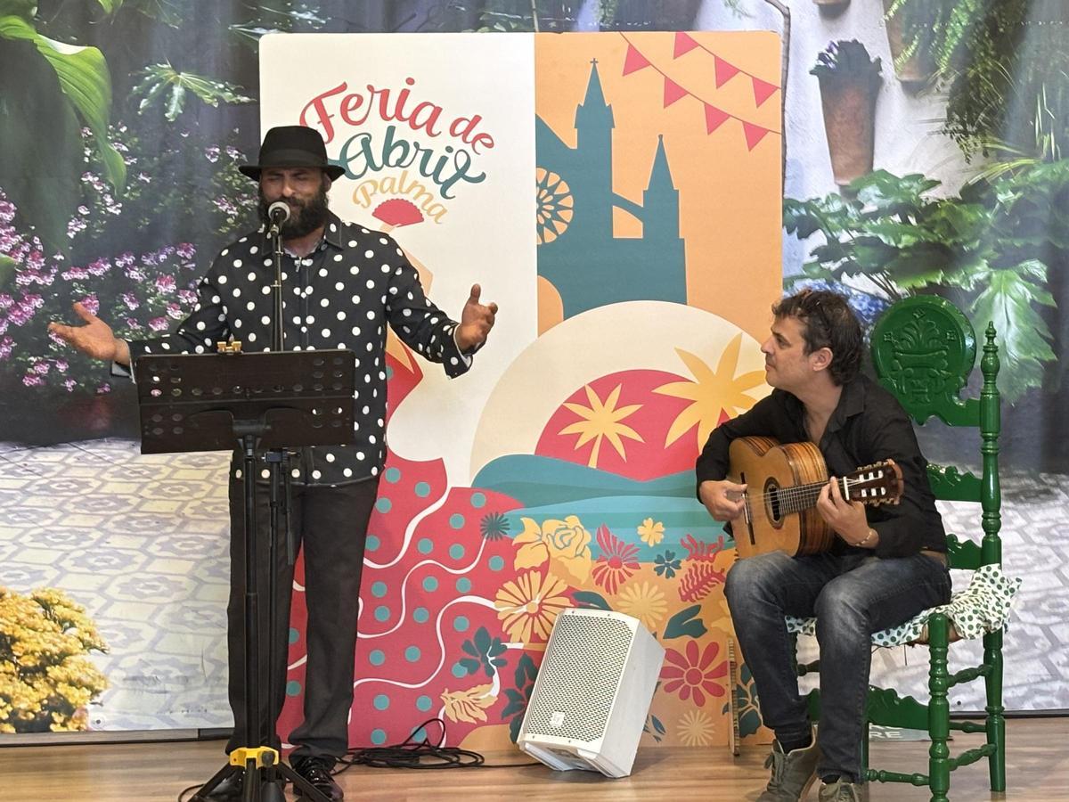 Los artistas interpretan el himno de la Feria de Abril de Palma 2026
