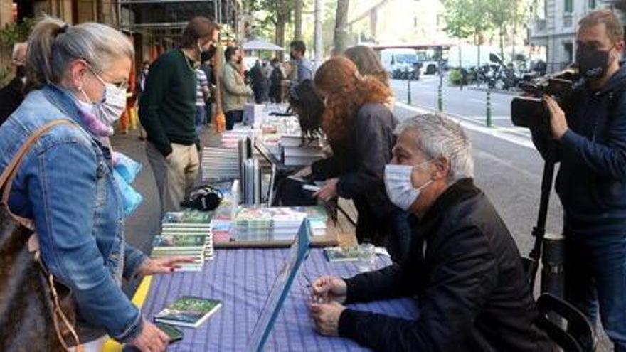 El periodista Albert Om signa exemplars del seu llibre &#039;El dia que vaig marxar&#039; a la parada de la llibreria Jaimes