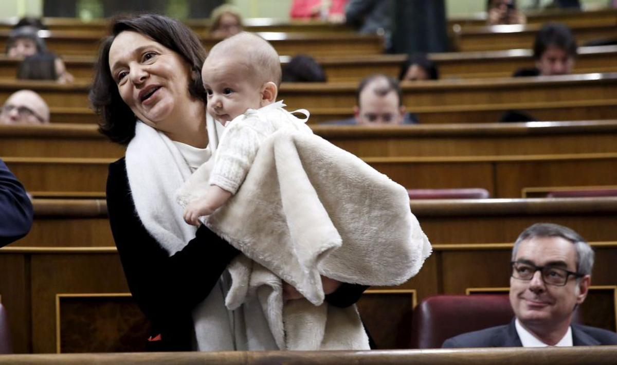 La diputada de Podemos Carolina Bescansa, con su bebé en el Congreso. Año 2016.