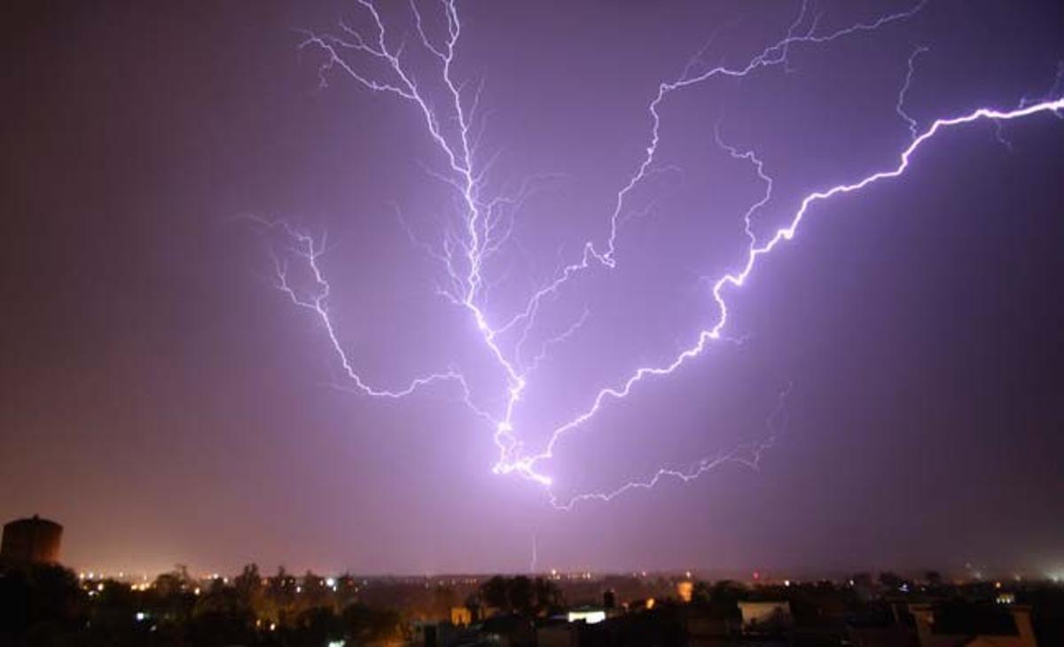 Un llampec il·lumina el cel de Jammu, a lÍndia, durant una tempesta destiu.