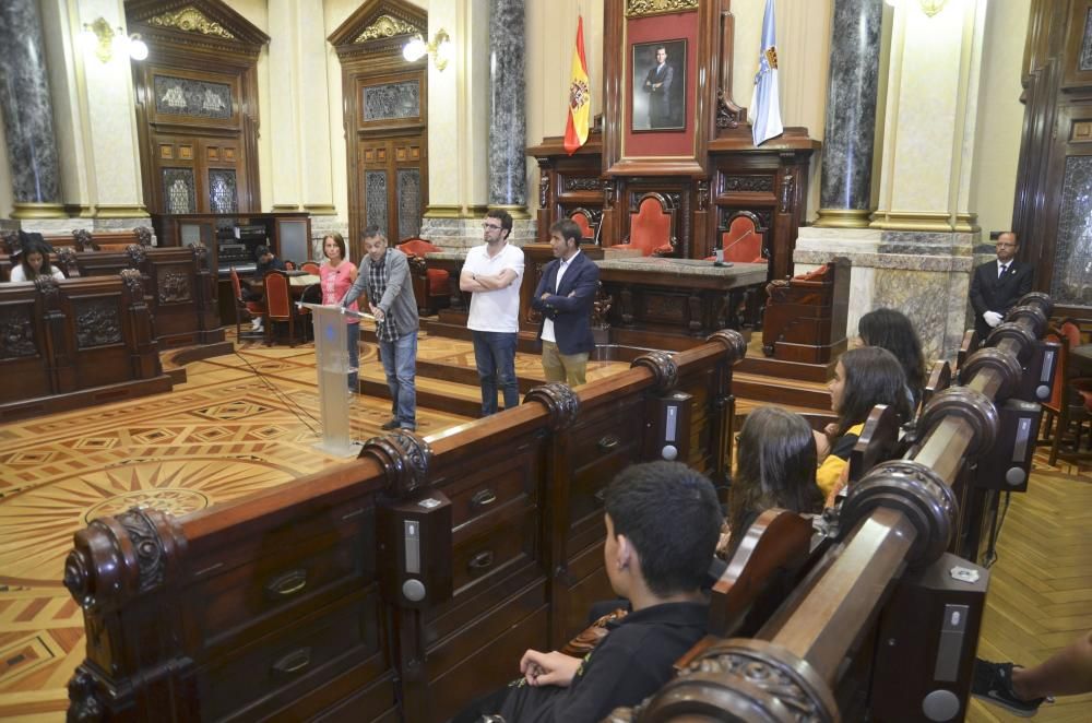 El concejal de Culturas José Manuel Sande y el alcalde Xulio Ferreiro reciben en el Ayuntamiento a los deportistas.