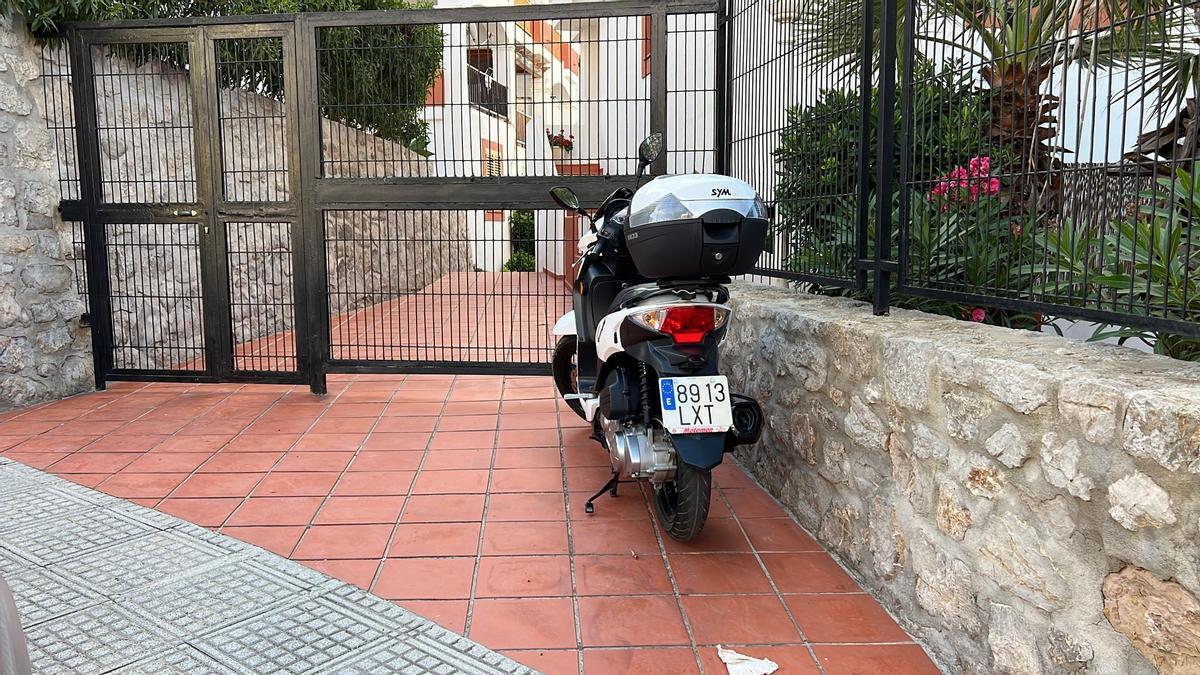 Moto estacionada en la entrada de una vivienda