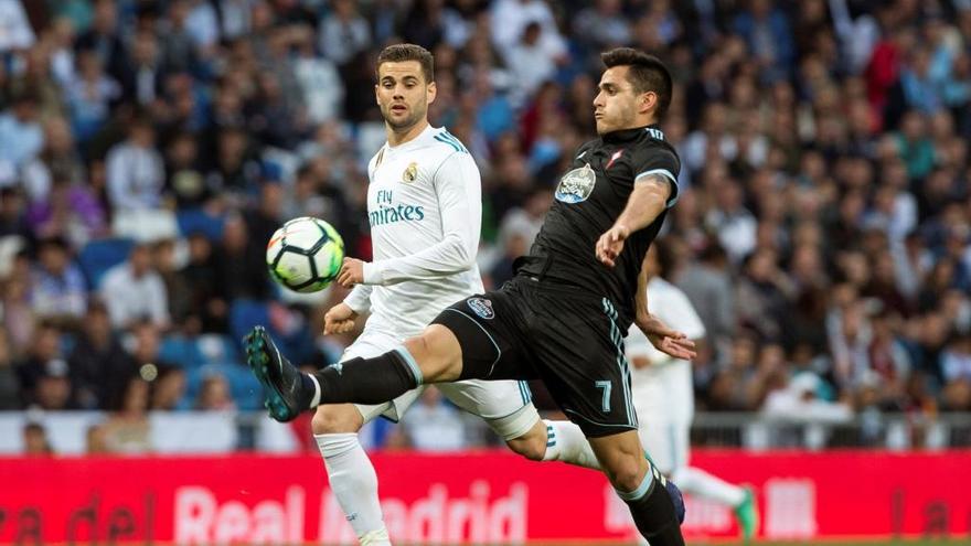 Maxi intenta controlar un balón ante Nacho. // Efe