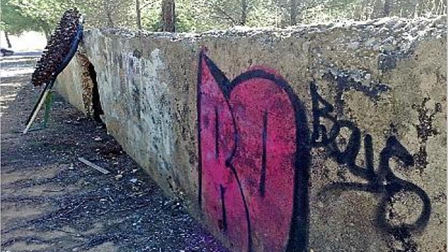 Pintadas realizadas en el muro donde se ejecutó a miles de represaliados en el franquismo.