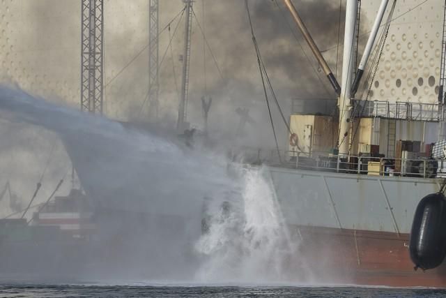 Tercer día del incendio en el barco Finwhale