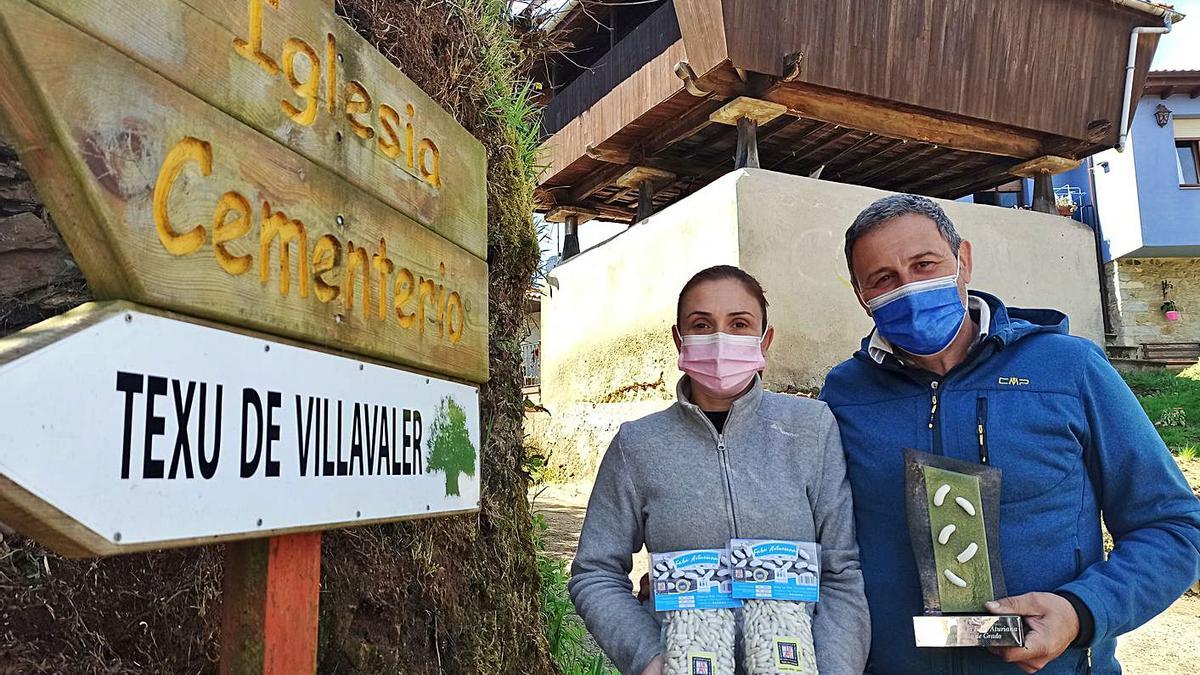 Montse García y Miguel Rodríguez, esti día, en Villavaler, col premiu y envases de la so faba asturiana IGP. | S. Arias