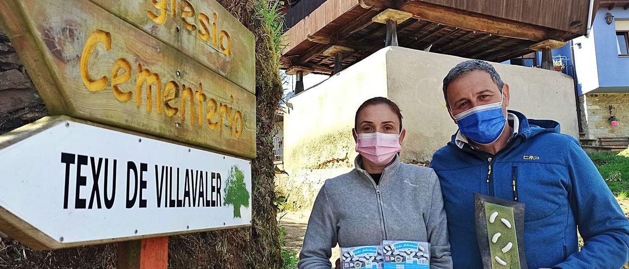 Montse García y Miguel Rodríguez, ayer, en Villavaler, con el premio y envases de su faba asturiana IGP. | S. Arias