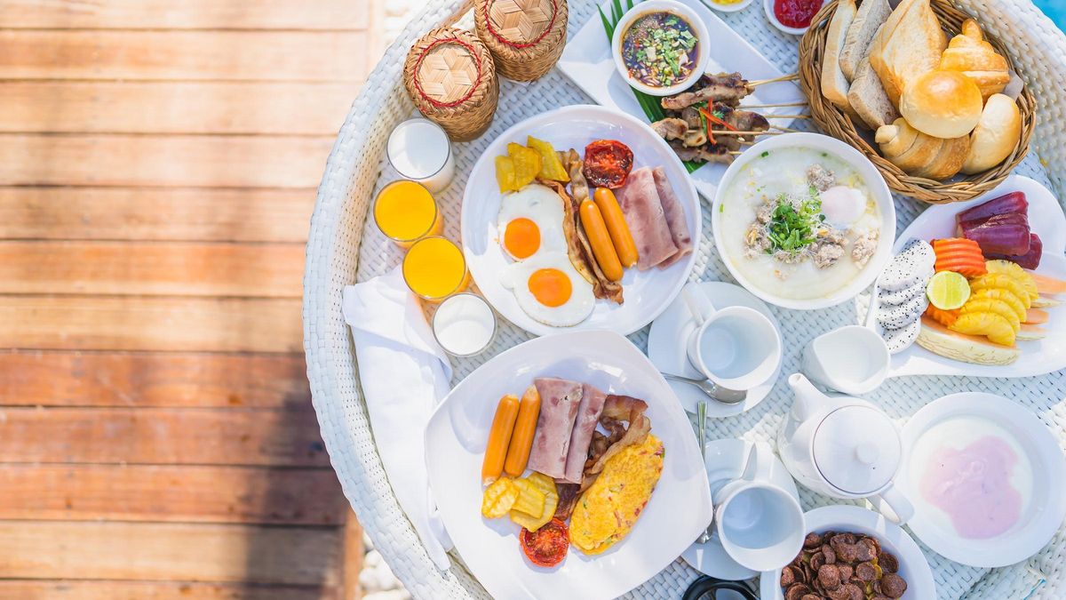 Desayunos con encanto, sabor y vistas: así se empieza el día en los rincones más acogedores de Ibiza.