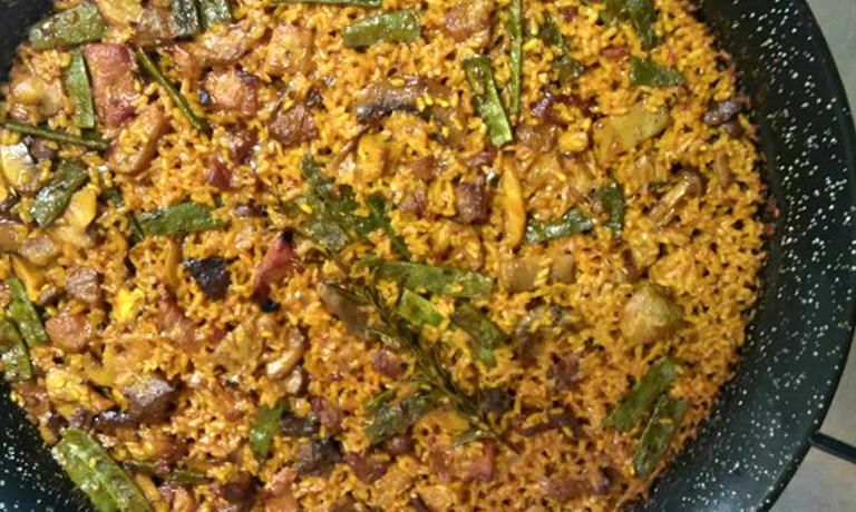 Paella de secreto ibérico y setas con arroz bomba que cocinará el restaurante Casa Granero.