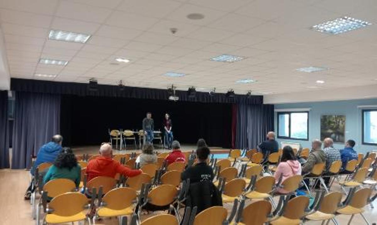Miembros de clubes deportivos corveranos durante una reunión con el alcalde y la vicealcaldesa.