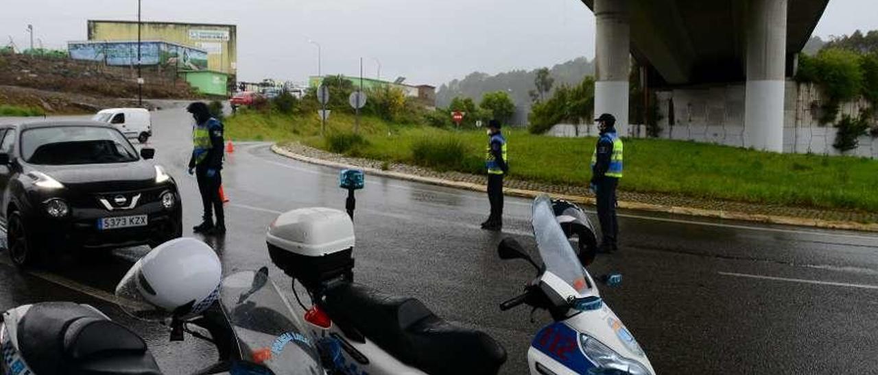 Un control de la Policía Local de Bueu en el entorno de la rotonda del polígono de Castiñeiras. // G.Núñez