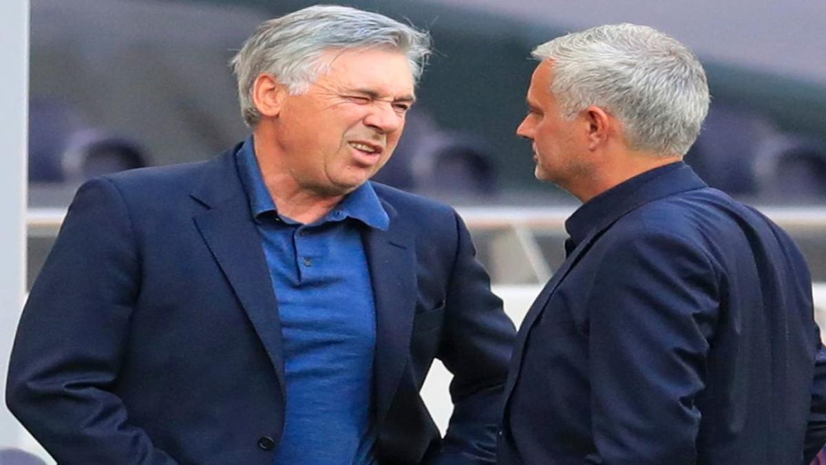 Ancelotti y Mourinho conversan antes de un partido