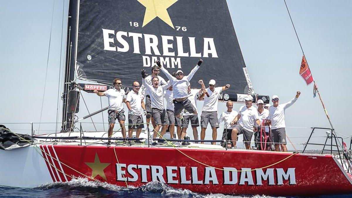 La tripulación del Estrella Damm Sailing Team celebrando su victoria en la Copa del Rey Mapfre 2019