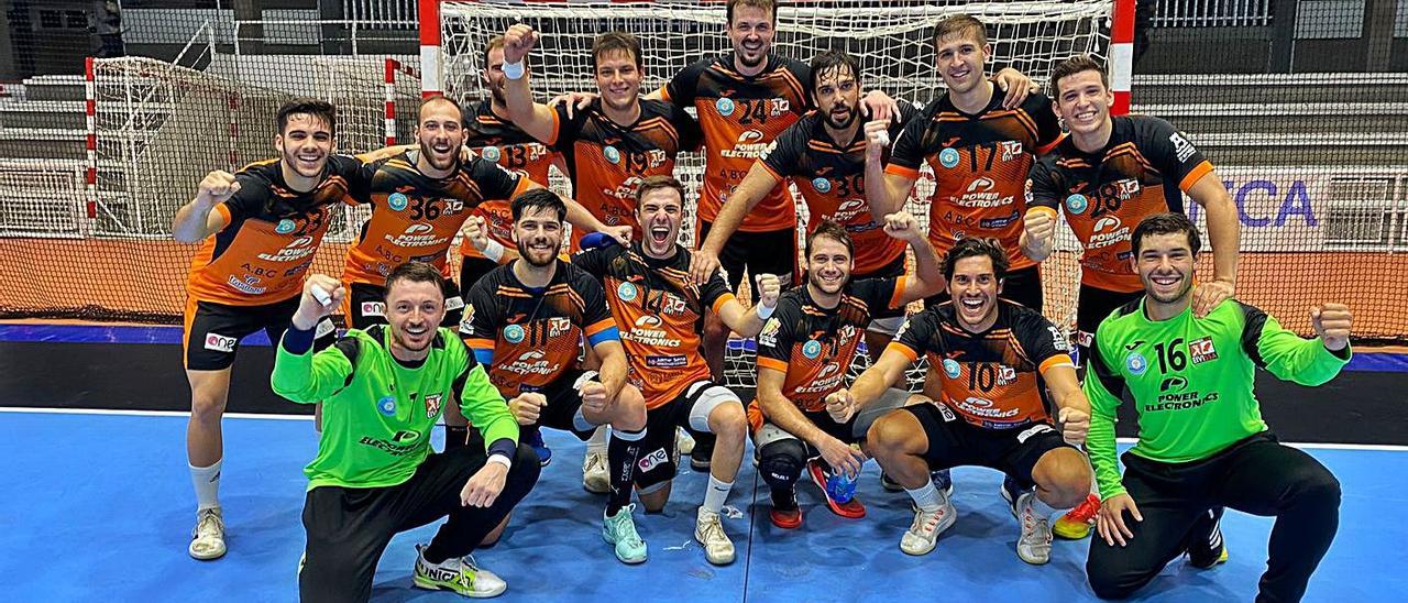 La UD Ibiza-HC Eivissa festeja a lo grande su victoria y su clasificación en la Copa del Rey.