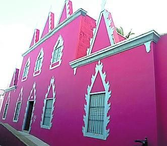 Arquitectura - Casa de los tres picos: Construida en el siglo XIX, sobre ella giran leyendas por su situación sobre el risco de San Roque. Actualmente está cedida a la asociación Guiniguada.