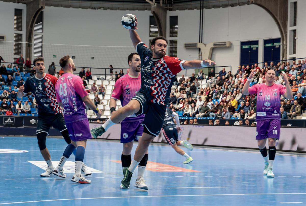Iván Montoya dispara en el último partido frente al Ciudad de Logroño.