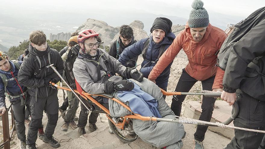 Roberto Rodríguez just abans d’arribar al cim de Sant Jeroni gràcies a l’esforç conjunt d’alumnes i professors d’Olesa