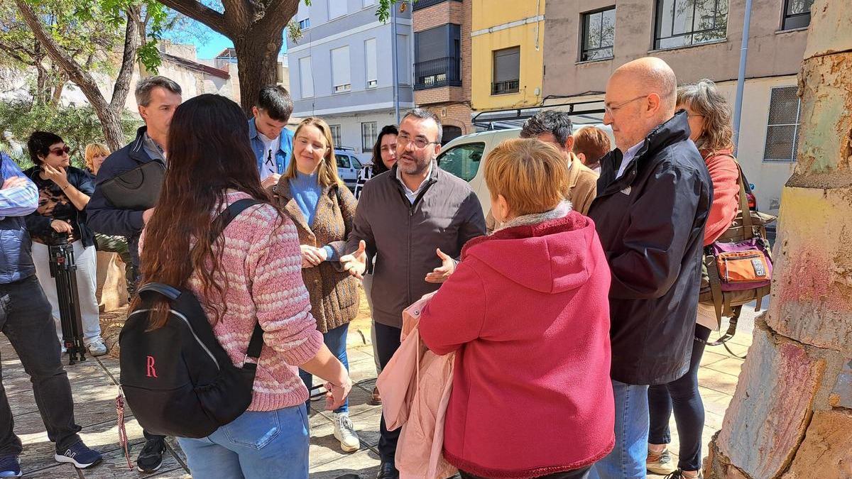 El alcalde, José Bennloch; y la vicealcaldesa, Maria Fajardo, han encabezado la visita este viernes al barrio de la Soledat.