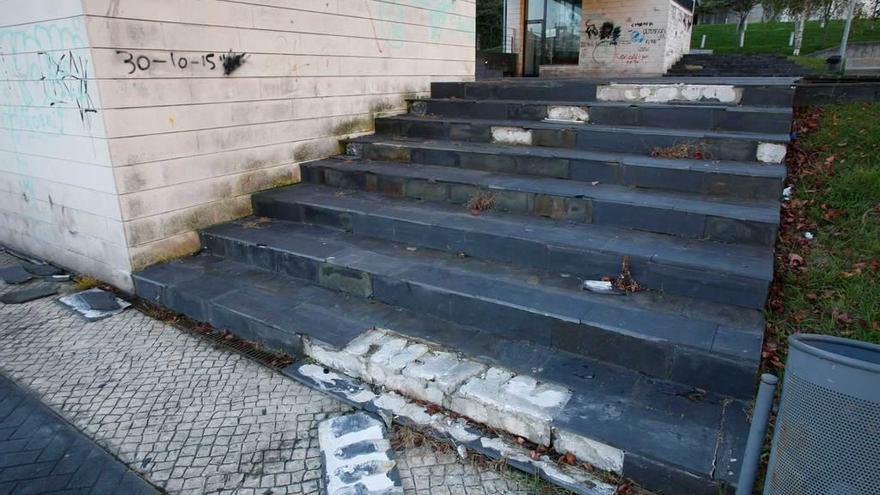 Estado de las escaleras de acceso al parque infantil en la urbanización del edificio &quot;Nautilus&quot;.