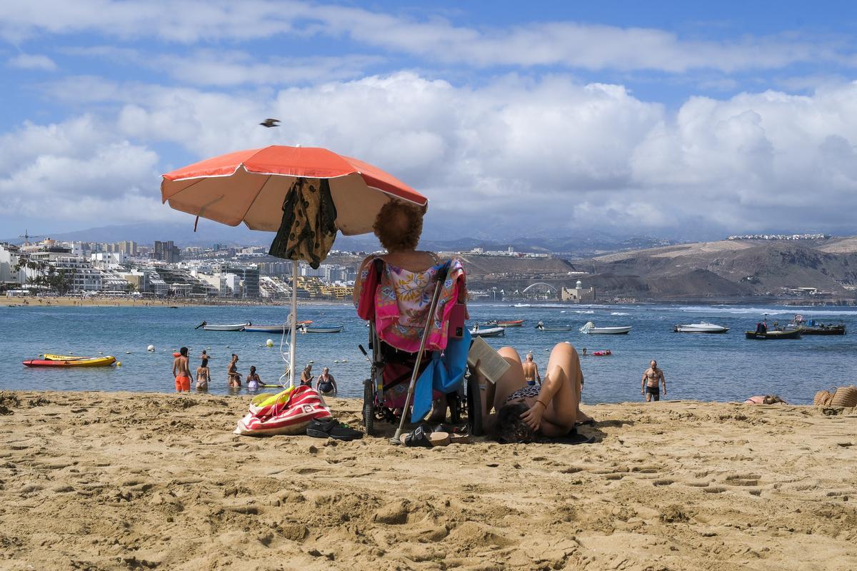 Nubes sobre las medianías del norte de Gran Canaria desde la playa de Las Canteras.