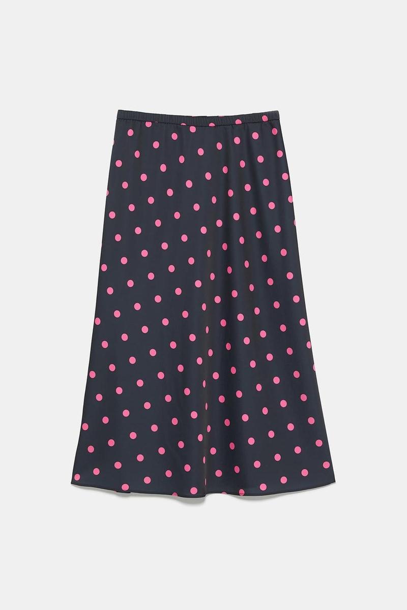 Falda de lunares rosas y azul marino de Zara. (Precio: 22, 95 euros)