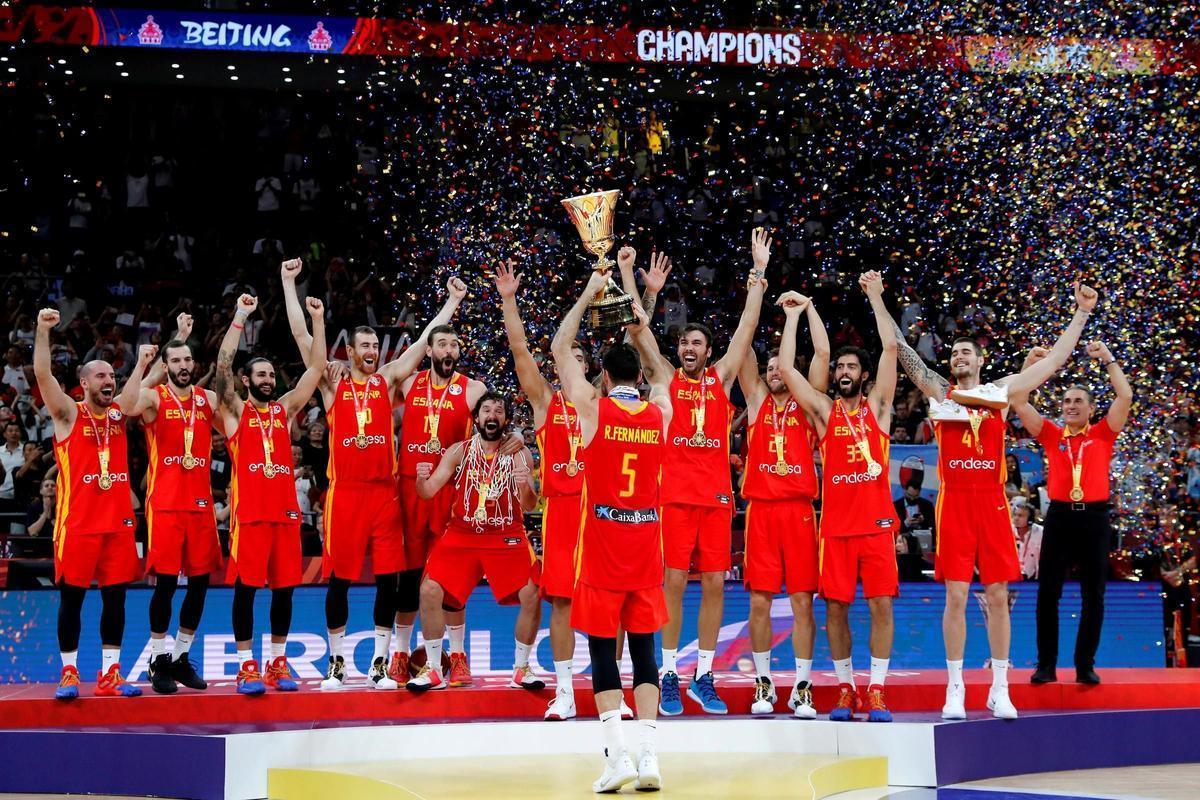 Rudy Fernández levanta el título del Mundial que la selección española logró en Pekín en 2019