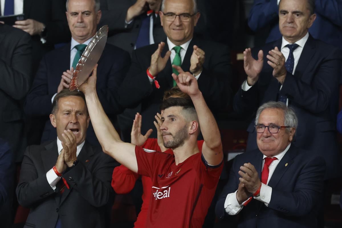 SEVILLA, 06/05/2023.- El defensa de Osasuna, David García, recibe el trofeo de subcampeones de la Copa del Rey al caer derrotados frente al Real Madrid en el encuentro que han disputado hoy sábado en el estadio La Cartuja de Sevilla. EFE/Julio Muñoz.