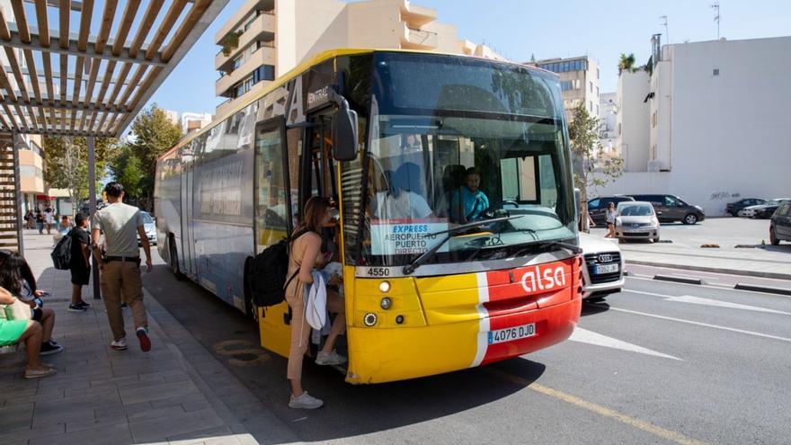 El autobús de la línea Aeroport Express en la parada de la avenida de Isidor Macabich. | CONSELL DE EIVISSA