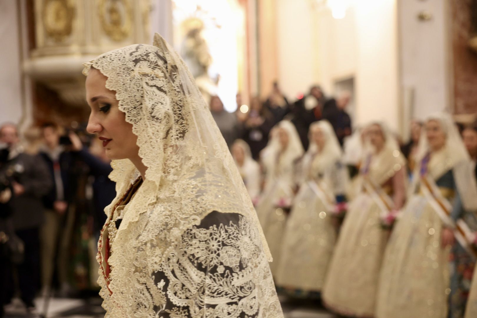 Laura Mengó y su corte coronan la ofrenda a la Virgen