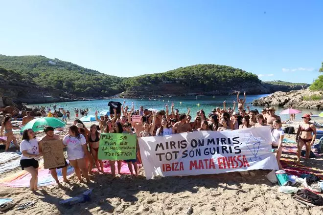 Imágenes de la protesta en Ibiza contra la masificación turística en Cala Salaeta