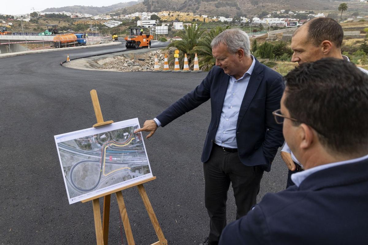 El consejero de Obras Públicas del Gobierno de Canarias, Sebastián Franquis, visitó este viernes las obras de la GC-20.