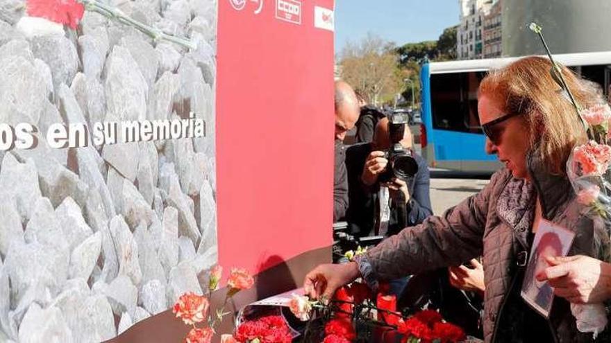 Una familiar de una de las víctimas del 11-M, durante la ofrenda floral de ayer en la estación madrileña de Atocha. // Efe