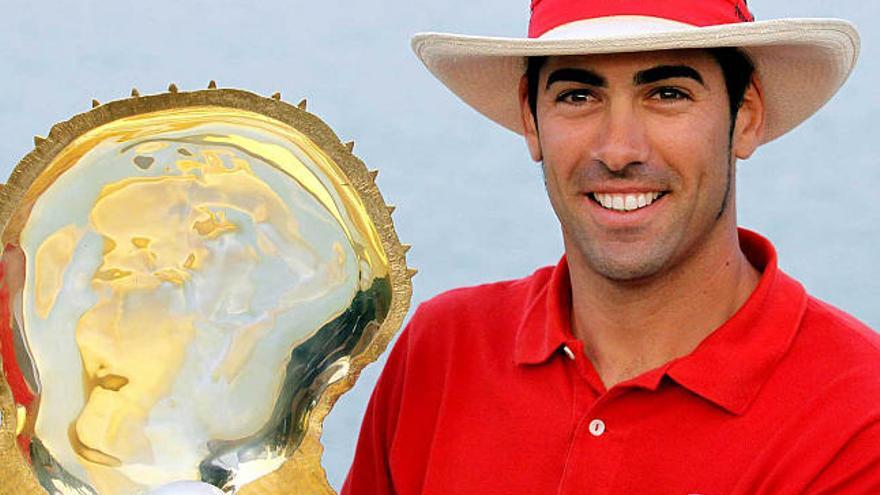 Álvaro Quirós posa con el trofeo ganado en Qatar. / reuters