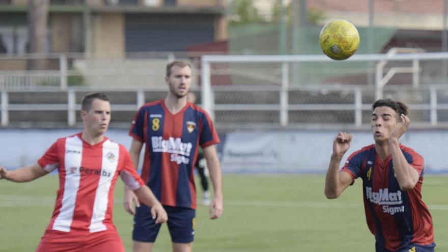 Arnau Casas, autor del primer gol del Sallent, es tira a terra per recuperar la pilota