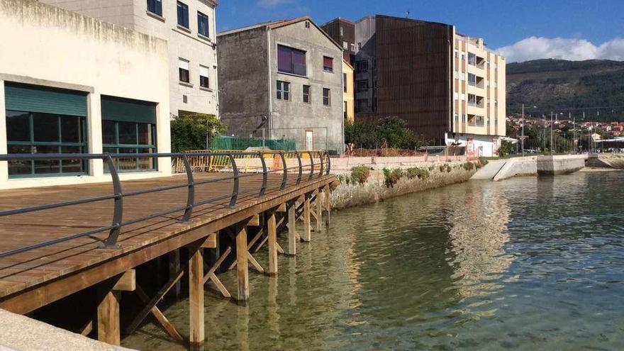 La pasarela de madera sobre el mar, tras el local del club de jubilados, fue la última actuación realizada. // Santos Álvarez