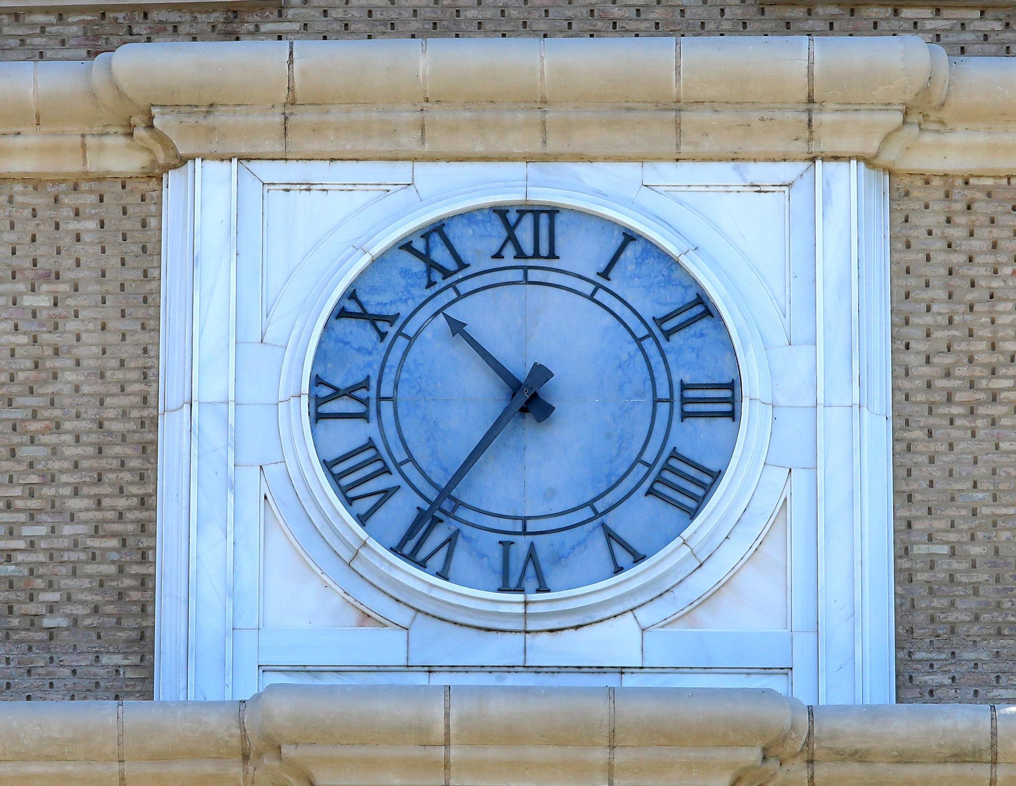 Reloj en la basílica del Pilar 4.jpg
