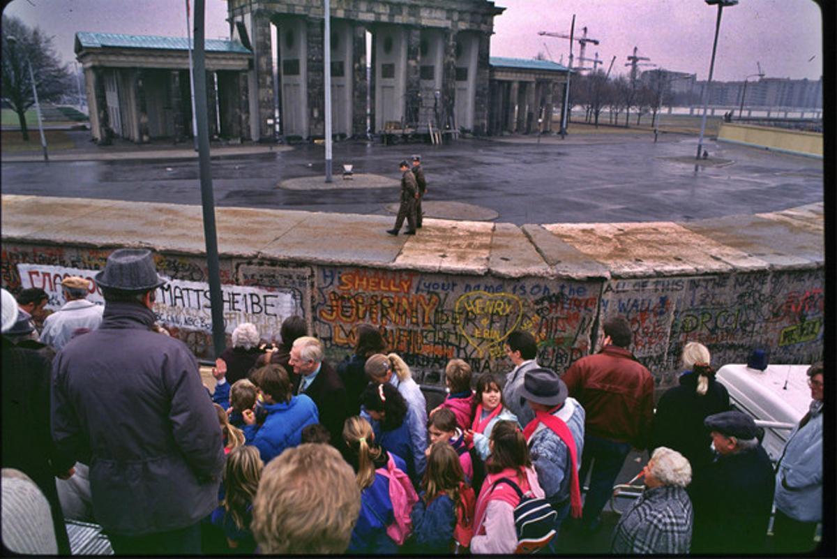 Diversos ciutadans es manifesten el 1989 davant la porta de Brandenburg per demanar que s’enderroqui el mur.
