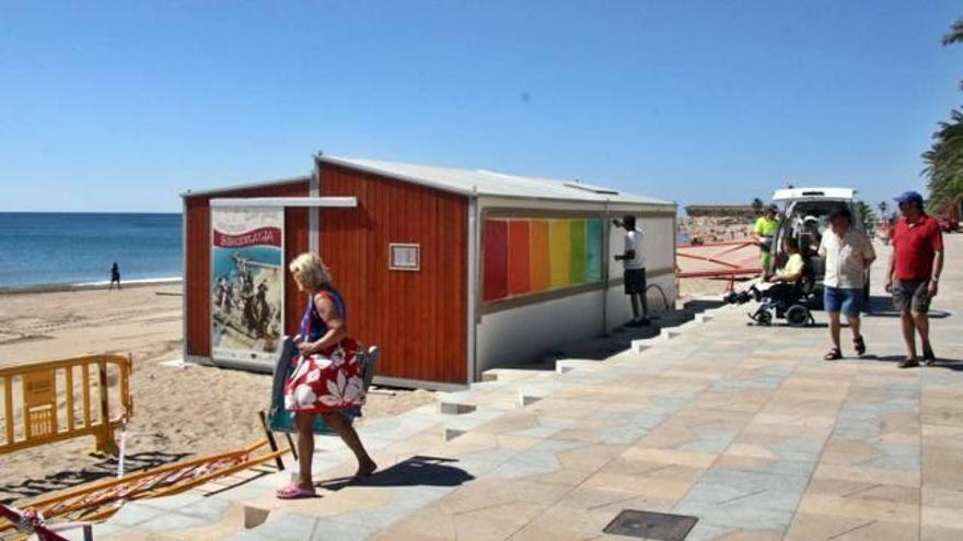 Vinaròs traslada a la playa del Fortí las instalaciones de su biblioteca estival