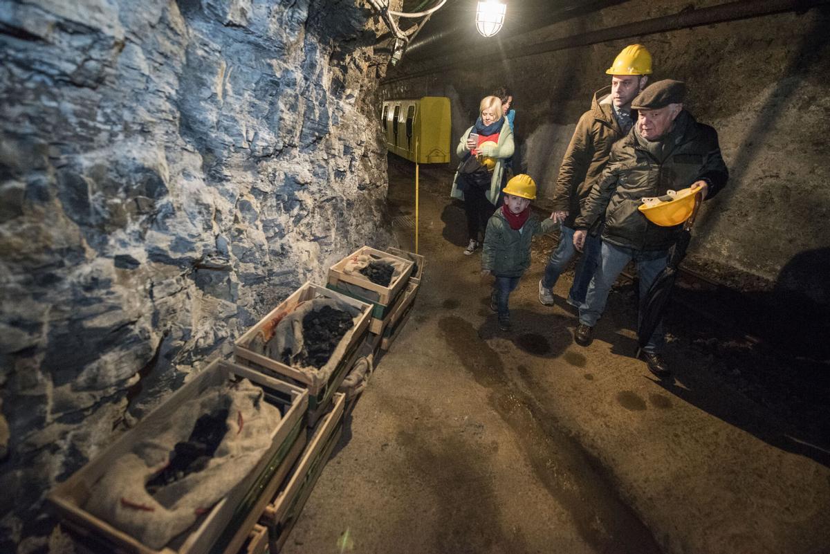 Recollida de carbó per part de ses majestats els reis de l'orient . Al museu de les mines de carbó de Cercs. Reis Mags . Santa Llúcia