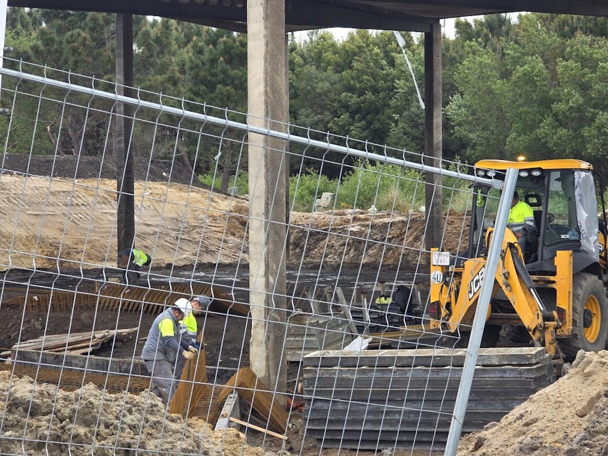 Los operarios trabajando en la zona deportiva.