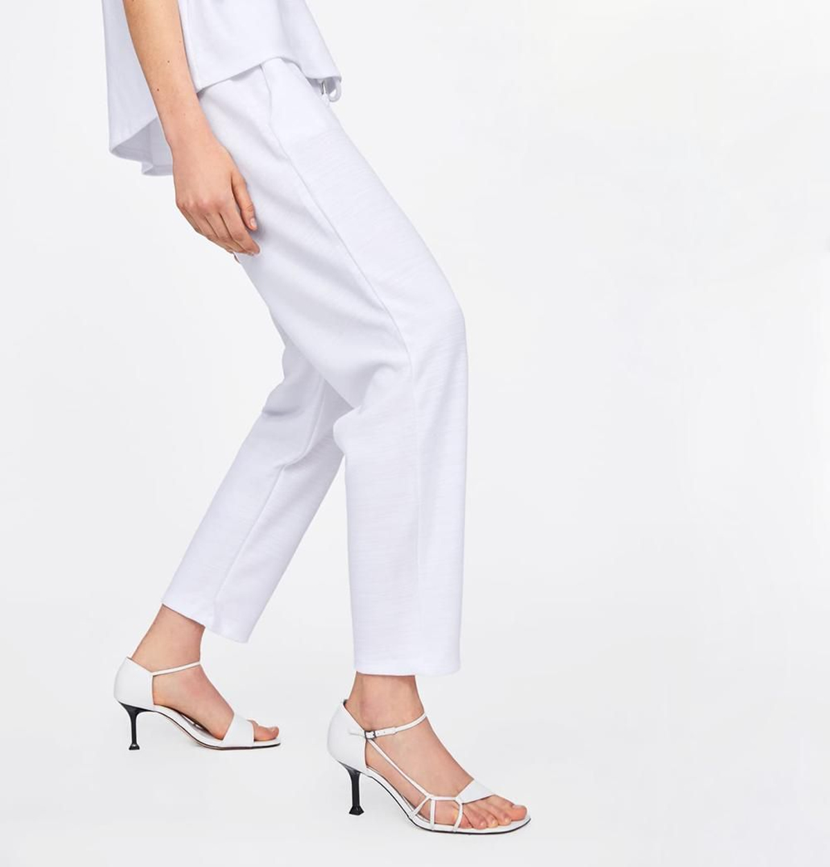 El pantalón con cordón de Zara, con sandalias