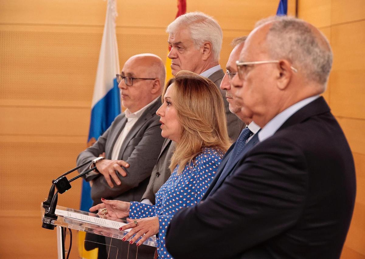 De izquierda a derecha, Antonio Morales, Alpidio Armas, Rosa Dávila, Sergio Rodríguez y Casimiro Curbelo en una rueda de presna en 2025.